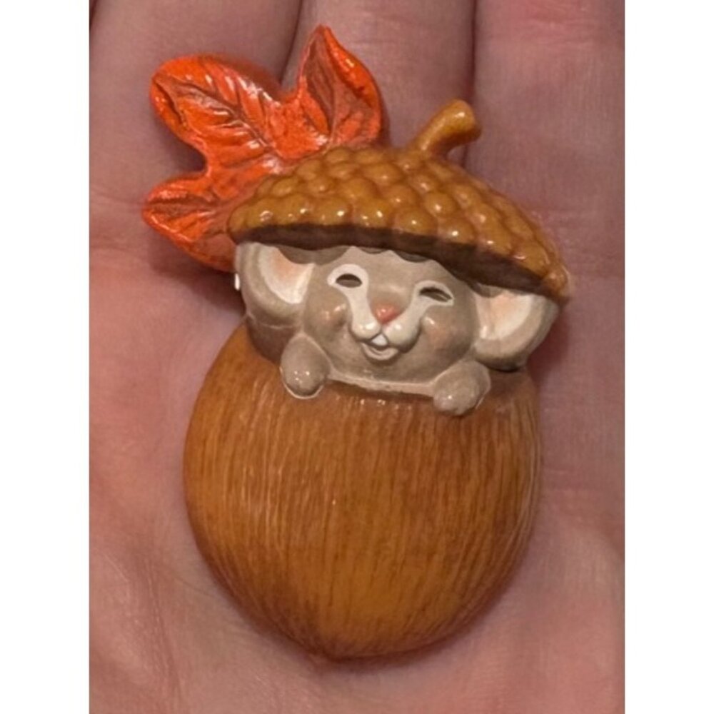 VTG 1985 Hallmark Pin Brooch Mouse In Acorn Leaf Thanksgiving Holiday Jewlery Vi